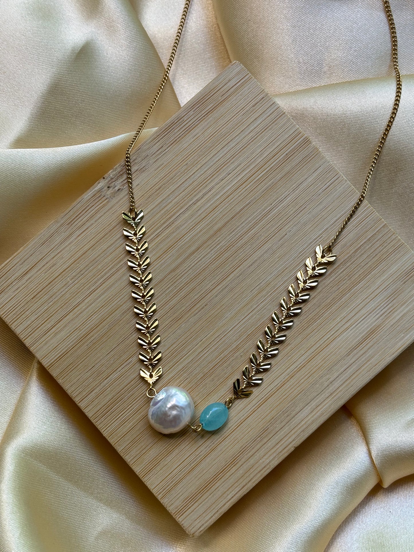 Chaine avec pierre lune et opale