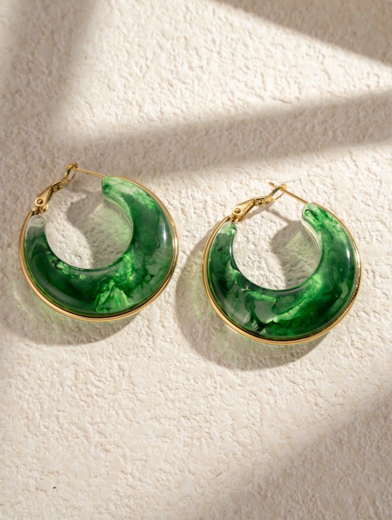 Boucles d’oreilles créoles élégance moderne en résine