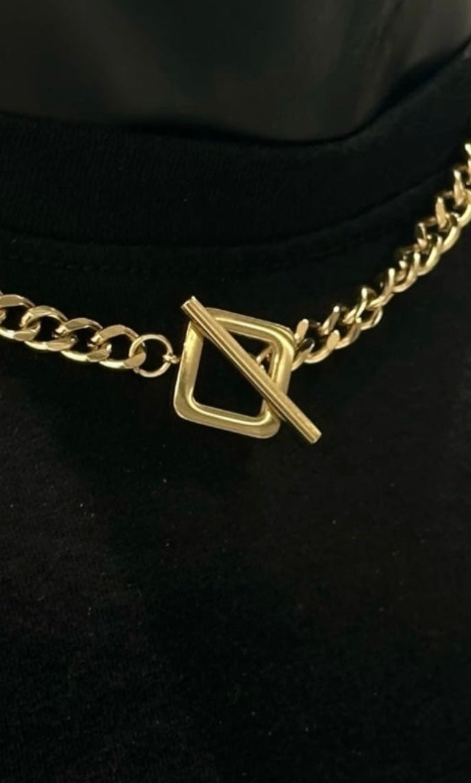 Chaîne Dorée avec Fermoir T Design