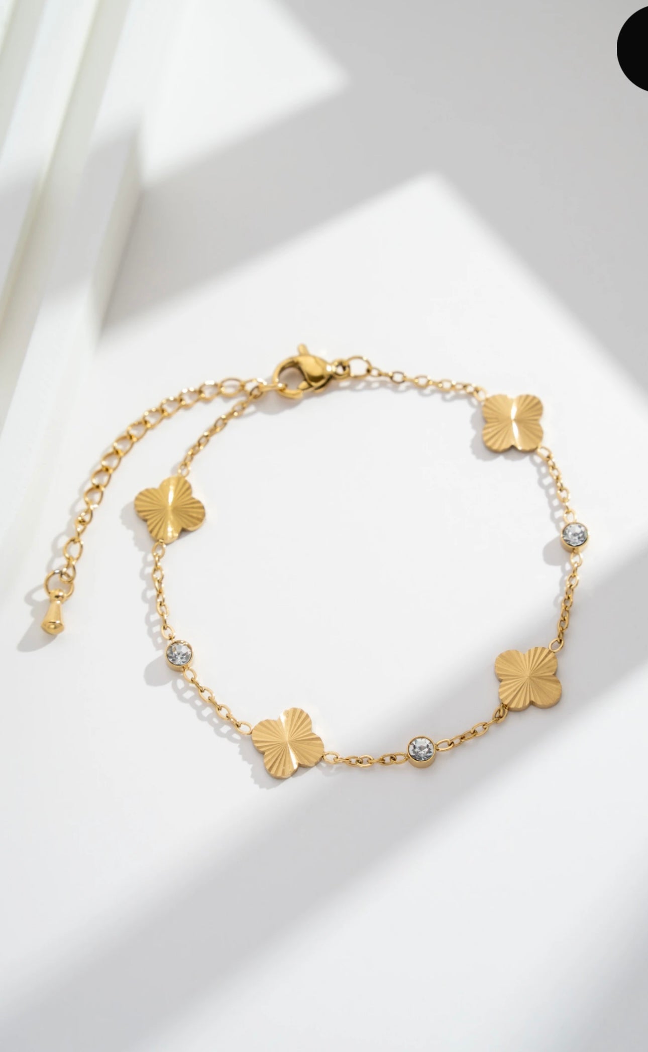 Bracelet doré minimaliste avec trèfles et cristaux raffinés