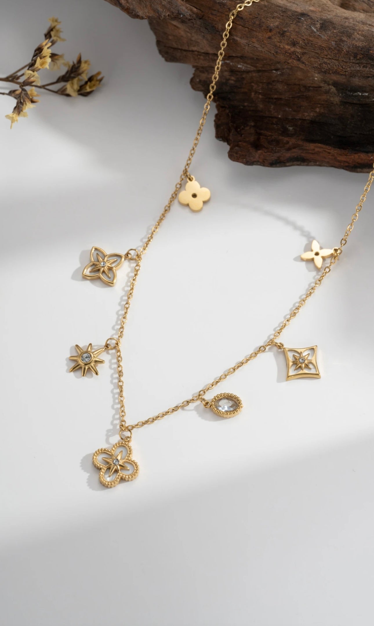 Collier doré avec pendentifs fleurs & géométrie