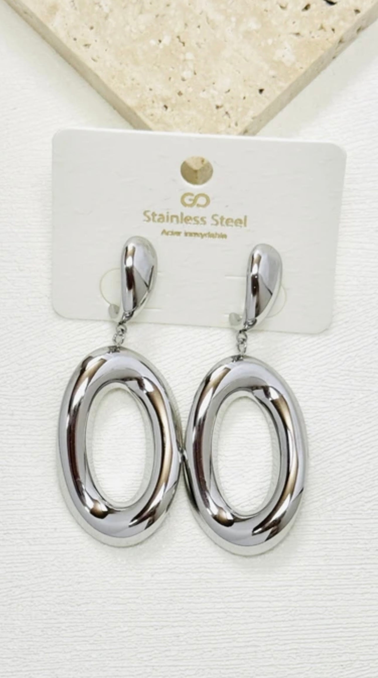 Boucle d'oreille style contemporain