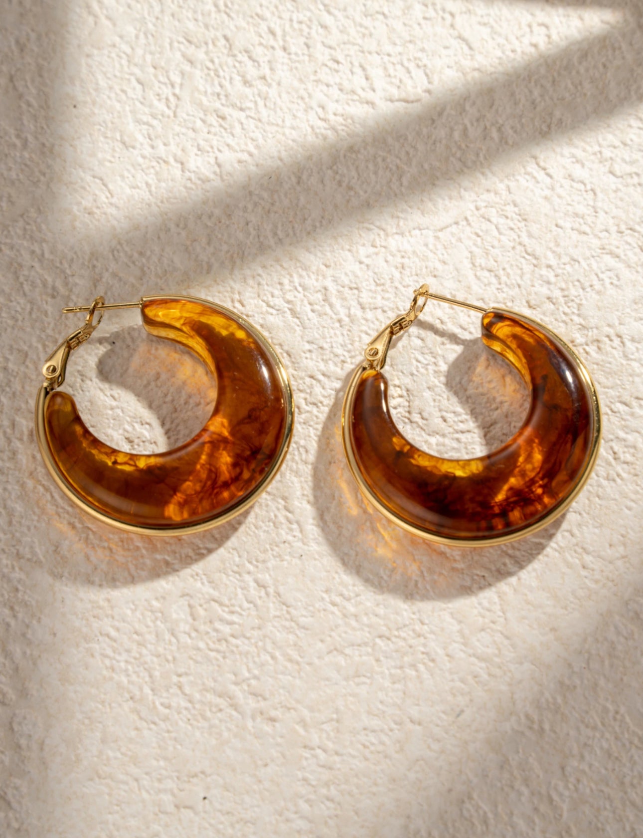 Boucles d’oreilles créoles élégance moderne en résine