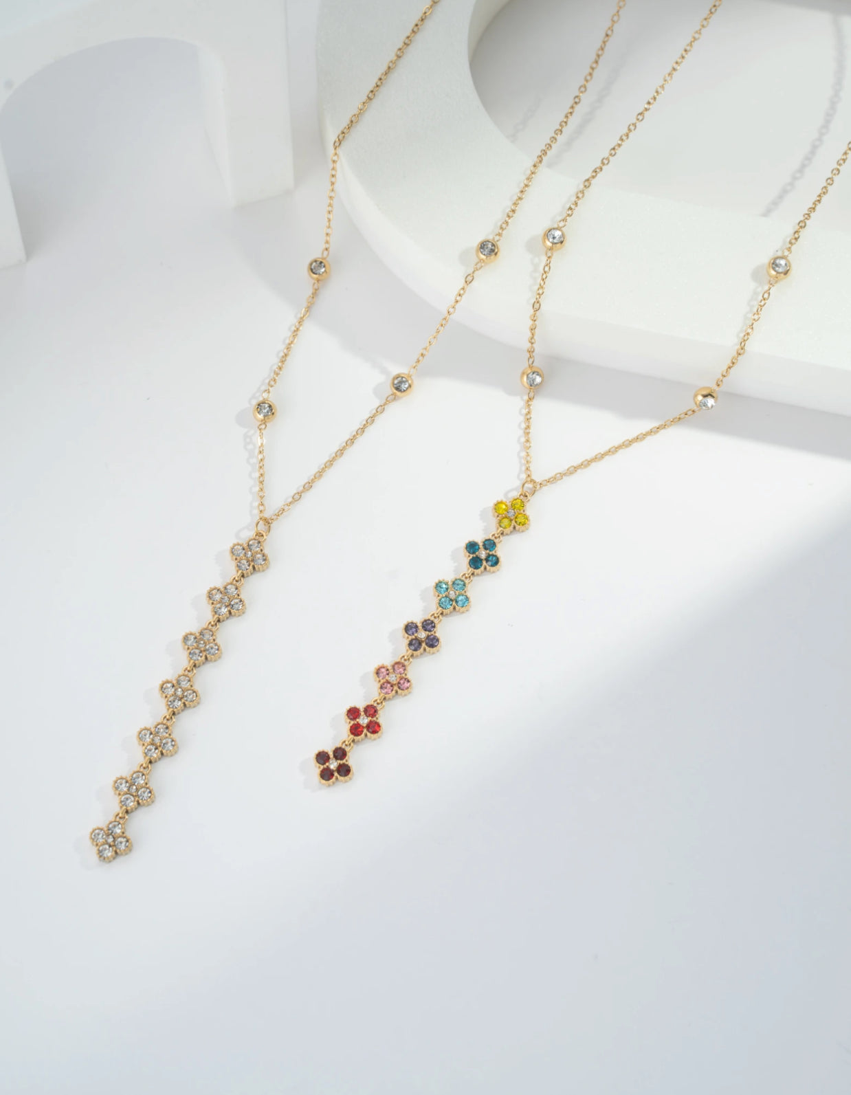 Pendentif Chaîne Doré à Petites Fleurs en Cristaux