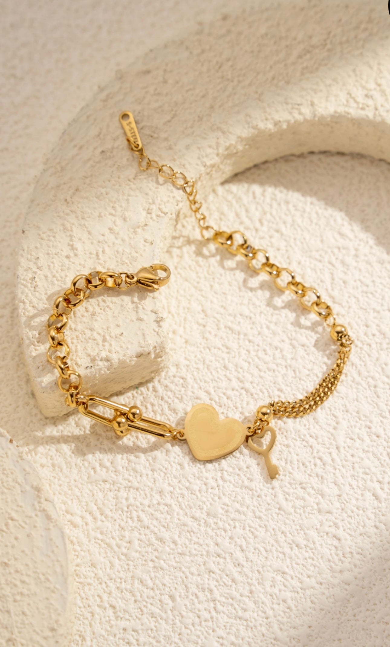 Bracelet doré avec charms cœur & clé