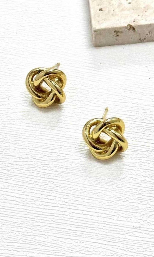 Boucles d’oreilles nœud entrelacé en finition dorée