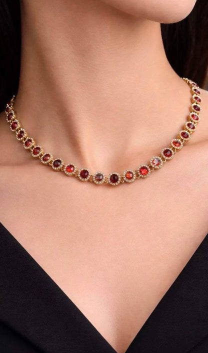 Collier doré pierres rouges serties