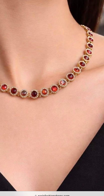 Collier doré pierres rouges serties