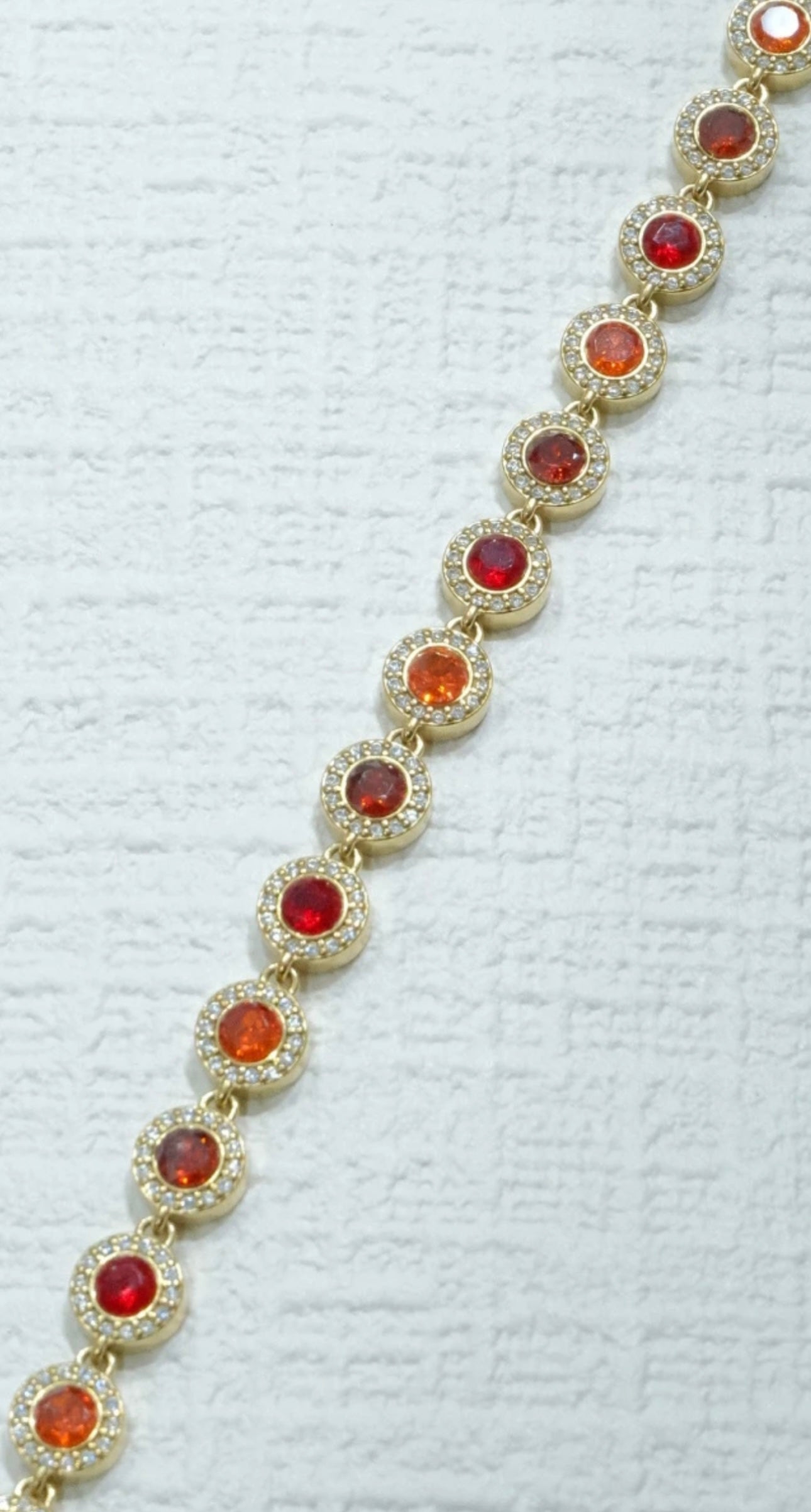 Bracelet doré pierres rouges serties