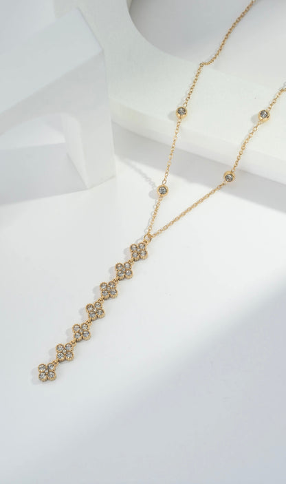 Pendentif Chaîne Doré à Petites Fleurs en Cristaux